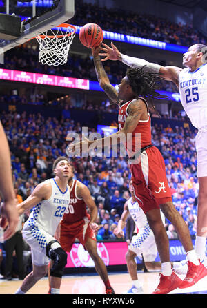 Marzo 15, 2019; Alabama Crimson Tide guard Dazon Ingram (12) spara su Kentucky Wildcats avanti PJ Washington (25) contro il Kentucky Wildcats durante un SEC campionato di serie gioco tra l'Alabama Crimson Tide vs Kentucky Wildcats alla Bridgestone Arena di Nashville, TN (obbligatorio Photo credit: Steve Roberts/Cal Sport Media) Foto Stock