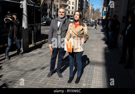 Ines Arrimadas e Carlos Carrizosa sono visto arrivare presso il Superiore Procura della Catalogna. Ines Arrimadas e Carlos Carrizosa, leader dei cittadini, hanno presentato al pubblico ministero superiore della Catalogna scritto per perseguire il reato contro il Presidente Quim Torra per non far rispettare l'ordine di ritirare le bandiere di indipendenza e legami giallo dai balconi e dalle facciate di istituzioni catalane secondo l'ordine dell'Ufficio Elettorale Centrale. Foto Stock