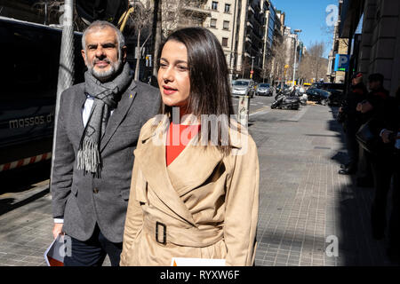 Ines Arrimadas e Carlos Carrizosa sono visto arrivare presso il Superiore Procura della Catalogna. Ines Arrimadas e Carlos Carrizosa, leader dei cittadini, hanno presentato al pubblico ministero superiore della Catalogna scritto per perseguire il reato contro il Presidente Quim Torra per non far rispettare l'ordine di ritirare le bandiere di indipendenza e legami giallo dai balconi e dalle facciate di istituzioni catalane secondo l'ordine dell'Ufficio Elettorale Centrale. Foto Stock