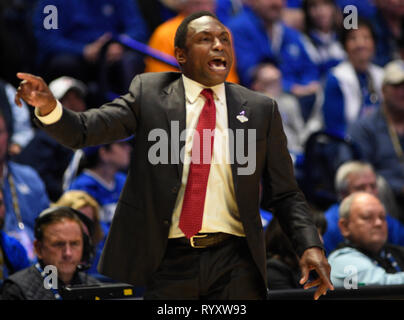Marzo 15, 2019; Alabama Crimson Tide head coach Avery Johnson grida al suo team durante un SEC campionato di serie gioco tra l'Alabama Crimson Tide vs Kentucky Wildcats alla Bridgestone Arena di Nashville, TN (obbligatorio Photo credit: Steve Roberts/Cal Sport Media) Foto Stock