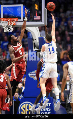 Marzo 15, 2019; Kentucky Wildcats guard Tyler Herro (14) spara contro Alabama Crimson Tide durante un SEC campionato di serie gioco tra l'Alabama Crimson Tide vs Kentucky Wildcats alla Bridgestone Arena di Nashville, TN (obbligatorio Photo credit: Steve Roberts/Cal Sport Media) Foto Stock