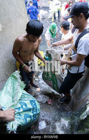 Cebu City, Filippine. 16 Mar, 2019. Centinaia di volontari aiutano con un fiume clean up avviate da Cebu City di governo per pulire tre fiumi entro la città dichiarata come ambientalmente dead.Una recente relazione di ONG GAIA (Global Alliance for Alternative inceneritore) evidenzia la scioccante uso di uso singola materia plastica all'interno delle Filippine.Le figure includono alcuni 60 miliardi di uso singole bustine,57 milioni di borse per lo shopping + un importo stimato in 16,5 miliardi di piccoli sacchetti di plastica nota come 'Labo' essendo utilizzati annualmente. Credito: galleria immagini2/Alamy Live News Foto Stock