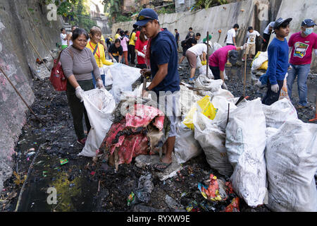 Cebu City, Filippine. 16 Mar, 2019. Centinaia di volontari aiutano con un fiume clean up avviate da Cebu City di governo per pulire tre fiumi entro la città dichiarata come ambientalmente dead.Una recente relazione di ONG GAIA (Global Alliance for Alternative inceneritore) evidenzia la scioccante uso di uso singola materia plastica all'interno delle Filippine.Le figure includono alcuni 60 miliardi di uso singole bustine,57 milioni di borse per lo shopping + un importo stimato in 16,5 miliardi di piccoli sacchetti di plastica nota come 'Labo' essendo utilizzati annualmente. Credito: galleria immagini2/Alamy Live News Foto Stock