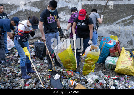 Cebu City, Filippine. 16 Mar, 2019. Centinaia di volontari aiutano con un fiume clean up avviate da Cebu City di governo per pulire tre fiumi entro la città dichiarata come ambientalmente dead.Una recente relazione di ONG GAIA (Global Alliance for Alternative inceneritore) evidenzia la scioccante uso di uso singola materia plastica all'interno delle Filippine.Le figure includono alcuni 60 miliardi di uso singole bustine,57 milioni di borse per lo shopping + un importo stimato in 16,5 miliardi di piccoli sacchetti di plastica nota come 'Labo' essendo utilizzati annualmente. Credito: galleria immagini2/Alamy Live News Foto Stock