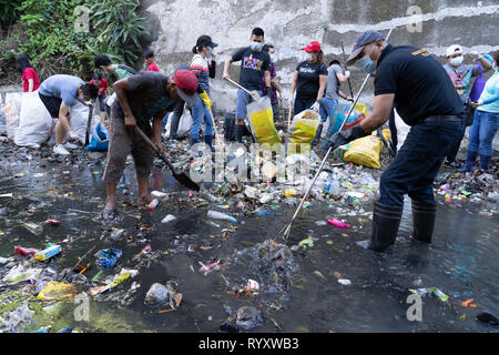 Cebu City, Filippine. 16 Mar, 2019. Centinaia di volontari aiutano con un fiume clean up avviate da Cebu City di governo per pulire tre fiumi entro la città dichiarata come ambientalmente dead.Una recente relazione di ONG GAIA (Global Alliance for Alternative inceneritore) evidenzia la scioccante uso di uso singola materia plastica all'interno delle Filippine.Le figure includono alcuni 60 miliardi di uso singole bustine,57 milioni di borse per lo shopping + un importo stimato in 16,5 miliardi di piccoli sacchetti di plastica nota come 'Labo' essendo utilizzati annualmente. Credito: galleria immagini2/Alamy Live News Foto Stock