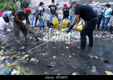 Cebu City, Filippine. 16 Mar, 2019. Centinaia di volontari aiutano con un fiume clean up avviate da Cebu City di governo per pulire tre fiumi entro la città dichiarata come ambientalmente dead.Una recente relazione di ONG GAIA (Global Alliance for Alternative inceneritore) evidenzia la scioccante uso di uso singola materia plastica all'interno delle Filippine.Le figure includono alcuni 60 miliardi di uso singole bustine,57 milioni di borse per lo shopping + un importo stimato in 16,5 miliardi di piccoli sacchetti di plastica nota come 'Labo' essendo utilizzati annualmente. Credito: galleria immagini2/Alamy Live News Foto Stock