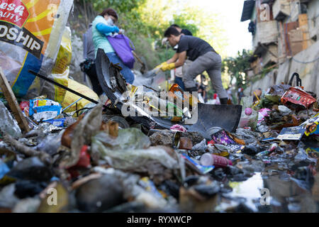 Cebu City, Filippine. 16 Mar, 2019. Centinaia di volontari aiutano con un fiume clean up avviate da Cebu City di governo per pulire tre fiumi entro la città dichiarata come ambientalmente dead.Una recente relazione di ONG GAIA (Global Alliance for Alternative inceneritore) evidenzia la scioccante uso di uso singola materia plastica all'interno delle Filippine.Le figure includono alcuni 60 miliardi di uso singole bustine,57 milioni di borse per lo shopping + un importo stimato in 16,5 miliardi di piccoli sacchetti di plastica nota come 'Labo' essendo utilizzati annualmente. Credito: galleria immagini2/Alamy Live News Foto Stock