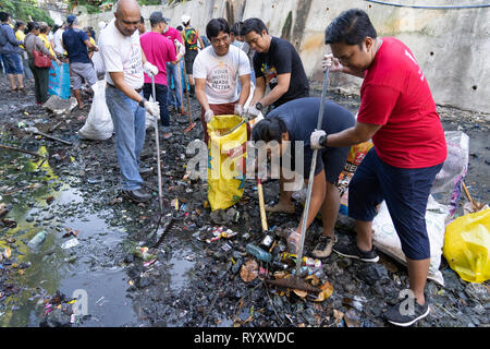 Cebu City, Filippine. 16 Mar, 2019. Centinaia di volontari aiutano con un fiume clean up avviate da Cebu City di governo per pulire tre fiumi entro la città dichiarata come ambientalmente dead.Una recente relazione di ONG GAIA (Global Alliance for Alternative inceneritore) evidenzia la scioccante uso di uso singola materia plastica all'interno delle Filippine.Le figure includono alcuni 60 miliardi di uso singole bustine,57 milioni di borse per lo shopping + un importo stimato in 16,5 miliardi di piccoli sacchetti di plastica nota come 'Labo' essendo utilizzati annualmente. Credito: galleria immagini2/Alamy Live News Foto Stock