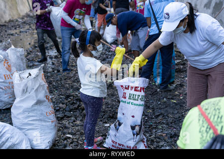 Cebu City, Filippine. 16 Mar, 2019. Centinaia di volontari aiutano con un fiume clean up avviate da Cebu City di governo per pulire tre fiumi entro la città dichiarata come ambientalmente dead.Una recente relazione di ONG GAIA (Global Alliance for Alternative inceneritore) evidenzia la scioccante uso di uso singola materia plastica all'interno delle Filippine.Le figure includono alcuni 60 miliardi di uso singole bustine,57 milioni di borse per lo shopping + un importo stimato in 16,5 miliardi di piccoli sacchetti di plastica nota come 'Labo' essendo utilizzati annualmente. Credito: galleria immagini2/Alamy Live News Foto Stock