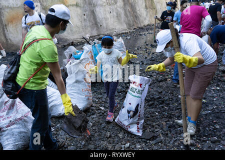 Cebu City, Filippine. 16 Mar, 2019. Centinaia di volontari aiutano con un fiume clean up avviate da Cebu City di governo per pulire tre fiumi entro la città dichiarata come ambientalmente dead.Una recente relazione di ONG GAIA (Global Alliance for Alternative inceneritore) evidenzia la scioccante uso di uso singola materia plastica all'interno delle Filippine.Le figure includono alcuni 60 miliardi di uso singole bustine,57 milioni di borse per lo shopping + un importo stimato in 16,5 miliardi di piccoli sacchetti di plastica nota come 'Labo' essendo utilizzati annualmente. Credito: galleria immagini2/Alamy Live News Foto Stock