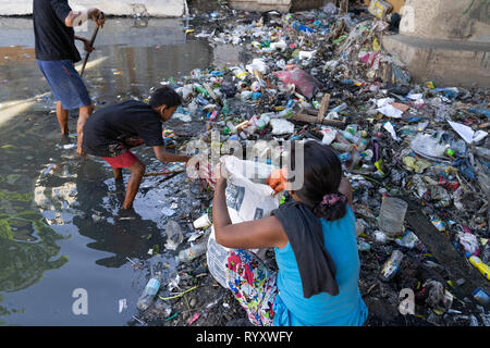 Cebu City, Filippine. 16 Mar, 2019. Centinaia di volontari aiutano con un fiume clean up avviate da Cebu City di governo per pulire tre fiumi entro la città dichiarata come ambientalmente dead.Una recente relazione di ONG GAIA (Global Alliance for Alternative inceneritore) evidenzia la scioccante uso di uso singola materia plastica all'interno delle Filippine.Le figure includono alcuni 60 miliardi di uso singole bustine,57 milioni di borse per lo shopping + un importo stimato in 16,5 miliardi di piccoli sacchetti di plastica nota come 'Labo' essendo utilizzati annualmente. Credito: galleria immagini2/Alamy Live News Foto Stock