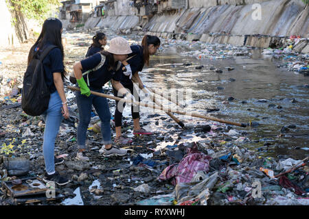 Cebu City, Filippine. 16 Mar, 2019. Centinaia di volontari aiutano con un fiume clean up avviate da Cebu City di governo per pulire tre fiumi entro la città dichiarata come ambientalmente dead.Una recente relazione di ONG GAIA (Global Alliance for Alternative inceneritore) evidenzia la scioccante uso di uso singola materia plastica all'interno delle Filippine.Le figure includono alcuni 60 miliardi di uso singole bustine,57 milioni di borse per lo shopping + un importo stimato in 16,5 miliardi di piccoli sacchetti di plastica nota come 'Labo' essendo utilizzati annualmente. Credito: galleria immagini2/Alamy Live News Foto Stock