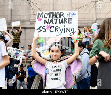 Un bambino visto tenendo un cartello che dice Madre natura è il pianto, durante il clima della gioventù sciopero protesta presso il Museo Americano di Storia Naturale di New York, NY. Foto Stock