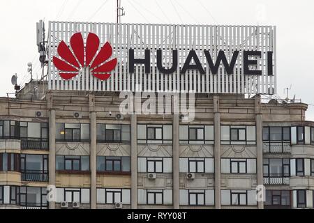 Bucarest, Romania - Febbraio 07, 2019: un logo di Huawei, Cinese di apparecchiature per telecomunicazioni, società viene visualizzato sulla parte superiore di un edificio, in Buch Foto Stock