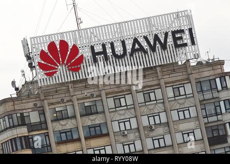 Bucarest, Romania - Febbraio 07, 2019: un logo di Huawei, Cinese di apparecchiature per telecomunicazioni, società viene visualizzato sulla parte superiore di un edificio, in Buch Foto Stock