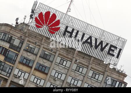 Bucarest, Romania - Febbraio 07, 2019: un logo di Huawei, Cinese di apparecchiature per telecomunicazioni, società viene visualizzato sulla parte superiore di un edificio, in Buch Foto Stock