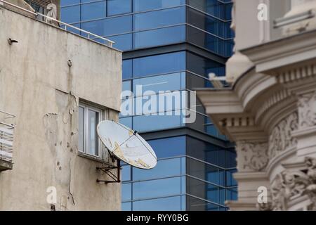Bucarest, Romania - Febbraio 07, 2019: un alto e moderno edificio in contrasto con alcuni edifici vecchi e Grand Hotel Continental (R) situato sulla Victo Foto Stock
