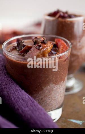 Frullato al cioccolato - frullato con prugne e chiodi di garofano Foto Stock