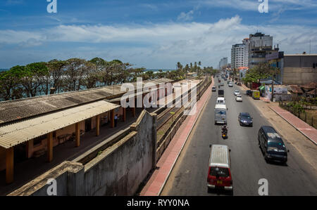 Strada trafficata in Colombo di fianco alla stazione ferroviaria e sulla costa in Colombo, Sri Lanka il 7 settembre 2016 Foto Stock