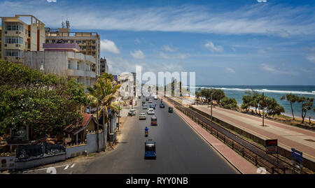 Strada trafficata in Colombo che corre lungo la stazione ferroviaria e la costa in Colombo, Sri Lanka il 7 settembre 2016 Foto Stock