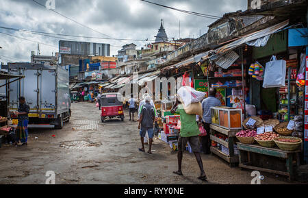 Pettah vivace mercato di frutta e verdura in Colombo, Sri Lanka il 9 settembre 2016 Foto Stock