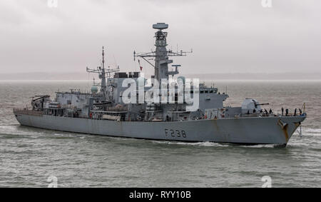 Royal Navy warship HMS Northumberland, un tipo 23 anti sommergibile frigate arriva a Portsmouth, nel Regno Unito con un avviato Merlin HM2 elicottero sul 15/3/19. Foto Stock