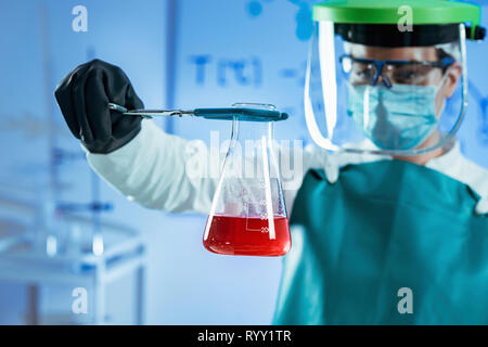 Scienziato che lavora con i campioni biologici. Foto Stock