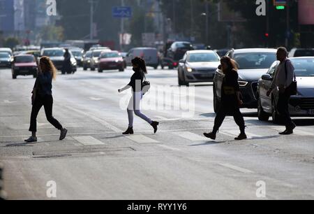 Bucarest, Romania - 10 Ottobre 2018: pedoni attraversare la strada (attraversamento come The Beatles) su Nicolae Balcescu Boulevard a Bucarest, in Romania. T Foto Stock