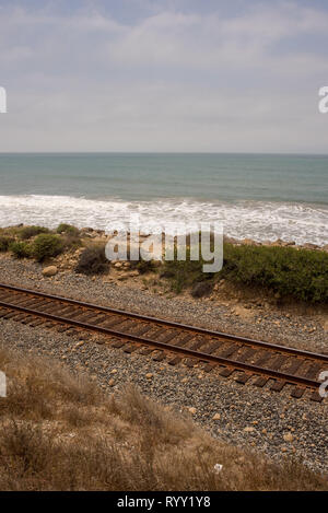 I binari paralleli l'Oceano Pacifico su un California unità costiere nei pressi di Santa Barbara in California Foto Stock