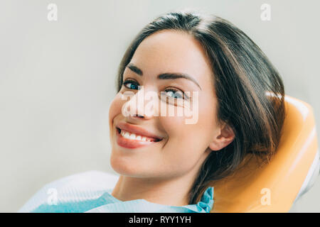Paziente femmina seduto in poltrona del dentista. Foto Stock