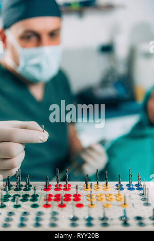 Dentista installazione impianto dentale. Foto Stock