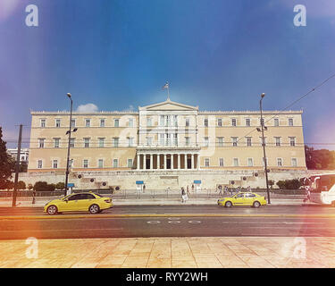 Atene, Grecia - Ott 06, 2015. Il Parlamento greco edificio a piazza Syntagma. Caldo colore brillante filtro. Foto Stock