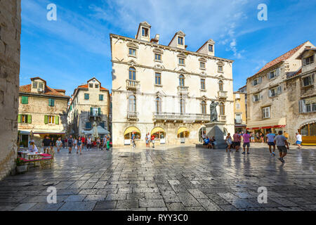 Gli ospiti passano attraverso Trg Brace Radic o frutto di piazza con negozi e caffè all'aperto su una soleggiata giornata estiva in Split Croazia Foto Stock