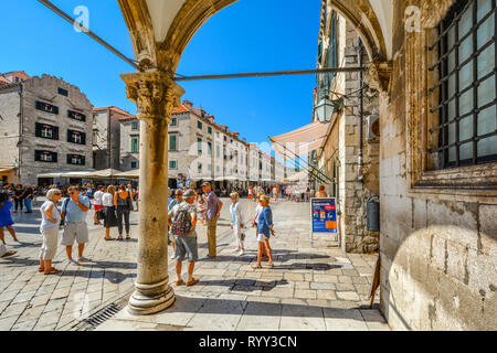 La strada principale, o Stradun Placa nella vecchia città di Dubrovnik Croazia in una giornata di sole con la folla di turisti che si godono il calore estivo Foto Stock