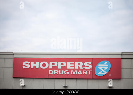 OTTAWA, Canada - 12 novembre 2018: Shoppers Drug Mart logo nella parte anteriore del loro negozio nel centro cittadino di Ottawa, Ontario. Shoppers Drug mart è un canadese chai Foto Stock
