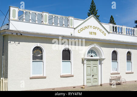 NASEBY NUOVA ZELANDA - Ottobre 22 2019; l'architettura coloniale storico uffici della contea con le porte chiuse in piccoli Central Otago città di Naseby. Foto Stock