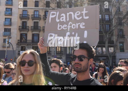 Lo studente è visto tenendo un cartello che dice il pianeta prima del profitto durante la protesta. Migliaia di alunni, gli adolescenti e gli studenti universitari hanno marciato oggi a Barcellona, Spagna, e in più di 60 città e città di tutto il paese, per protestare contro il cambiamento climatico e invita il governo a prendere provvedimenti. Il movimento globale è stato ispirato da attivista teenage Greta Thunberg, chi è stato il salto di scuola ogni venerdì a partire dal mese di agosto per protestare al di fuori del parlamento svedese. Foto Stock