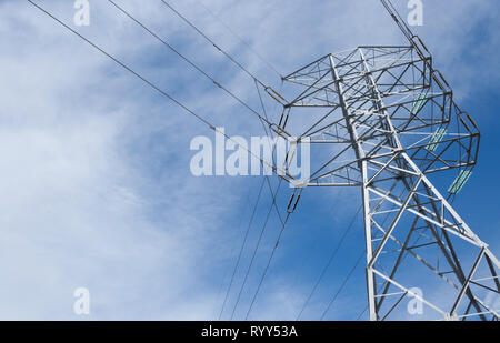 Linee elettriche ad alta tensione che passa attraverso una torre Foto Stock