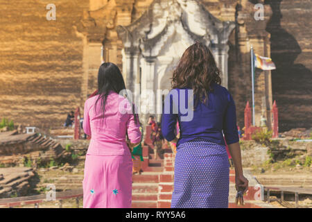 Backview femminile di turisti alla antica Pa Hto Taw Gyi Pagoda rovine a Mingun città vicino a Mandalay, Myanmar. Foto Stock