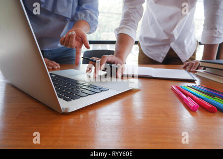 Tutoraggio studenti insegnamento apprendimento concetto di istruzione Foto Stock