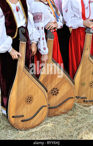 Irriconoscibile etnico musicisti con strumenti ucraino bandura (Pandora) nel Folk Festival Foto Stock