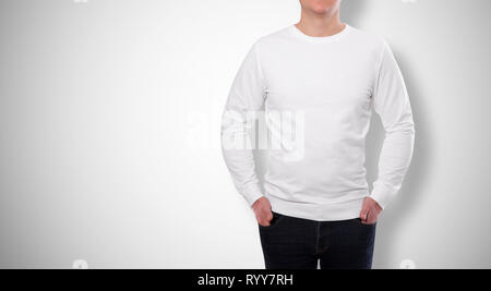 Giovane uomo in felpa bianco, bianco hoodies isolato su sfondo grigio. mock up Foto Stock