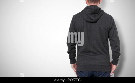 Man in Black felpa, nero hoodies vista posteriore isolato su sfondo grigio. mock up Foto Stock