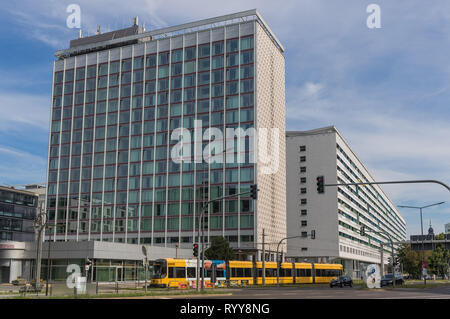 A Dresda, Germania - proprio accanto al confine con la Repubblica ceca e una volta parte della Germania Est, Dresda presenta ancora un grande numero di stile sovietico degli edifici Foto Stock