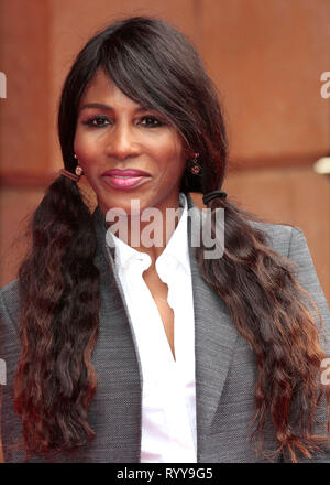 Jul 13, 2014 - Londra, Inghilterra, Regno Unito - Pudsey il cane: Il film Premiere mondiale a La Vue Cinema nel quadrato di Leicester, Londra Foto Mostra: Sinitta Foto Stock