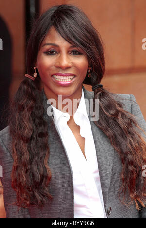 Jul 13, 2014 - Londra, Inghilterra, Regno Unito - Pudsey il cane: Il film Premiere mondiale a La Vue Cinema nel quadrato di Leicester, Londra Foto Mostra: Sinitta Foto Stock