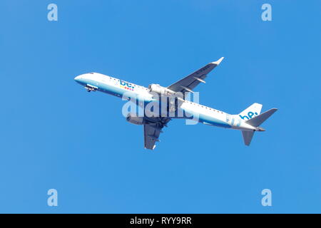 Flybe Embraer ERJ-195 Registrazione G-FBEH sull approccio finale all'aeroporto di Leeds Bradford Foto Stock