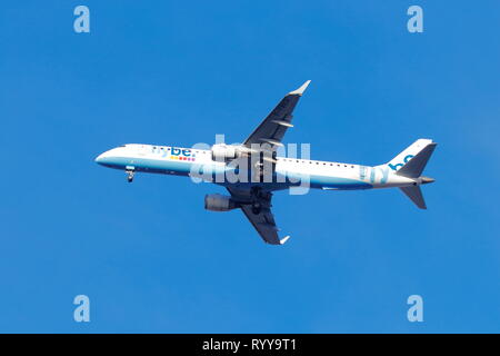 Flybe Embraer ERJ-195 Registrazione G-FBEH sull approccio finale all'aeroporto di Leeds Bradford Foto Stock