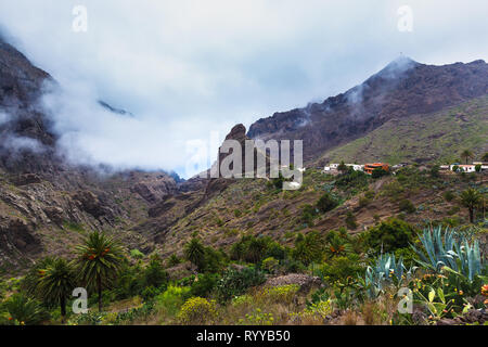 Villaggio Masca nella gola di montagna l'attrazione più visitata di Tenerife, Spagna. Foto Stock