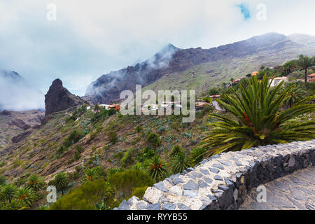 Villaggio Masca nella gola di montagna l'attrazione più visitata di Tenerife, Spagna. Foto Stock